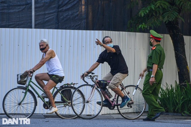 Hà Nội yêu cầu mọi người dân ở tại nhà, việc người dân ra đường tập thể dục, dù không tập trung đông người, vẫn bị coi là vi phạm. (Nguồn: Dân trí)