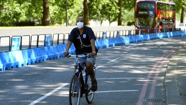 Anh mạnh tay đầu tư xây dựng đường cho người đi bộ và xe đạp