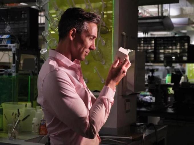 Wil Srubar cầm khối bê tông mẫu được phát triển dựa trên vi tảo. (Nguồn: Glenn Asakawa)i t ở Thái Lan. Nguyên liệu thô cần thiết để hình thành đá vôi sinh học trong nước biển chỉ bao gồm carbon dioxide hòa tan và ánh sáng mặt trời. Ngoài ra, vì vi tảo có thể tồn tại ở cả nước mặn và nước ngọt, chúng có thể sử dụng để sản xuất đá vôi ở hầu hết mọi nơi. Điều đáng ngạc nhiên là sản xuất xi măng từ đá vôi sinh học không chỉ trung hòa cacbon mà còn loại bỏ carbon do vi tảo hấp thụ CO2 từ môi trường và lưu trữ dưới dạng canxi carbonate. Do đó, bê tông được hình thành từ xi măng này có thể mở ra kỷ nguyên xây dựng bền vững mới trên toàn thế giới.