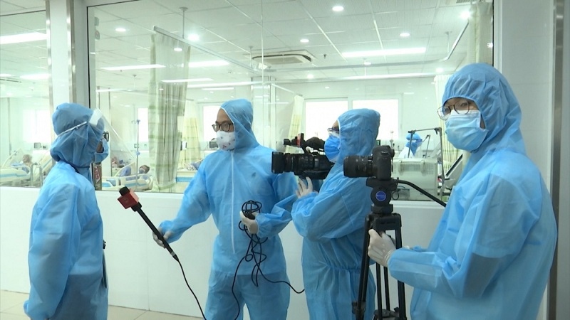 Phóng viên tác nghiệp tại tâm dịch Đà Nẵng, tháng 8/2020. Phóng viên tác nghiệp tại tâm dịch Đà Nẵng, tháng 8/2020.
