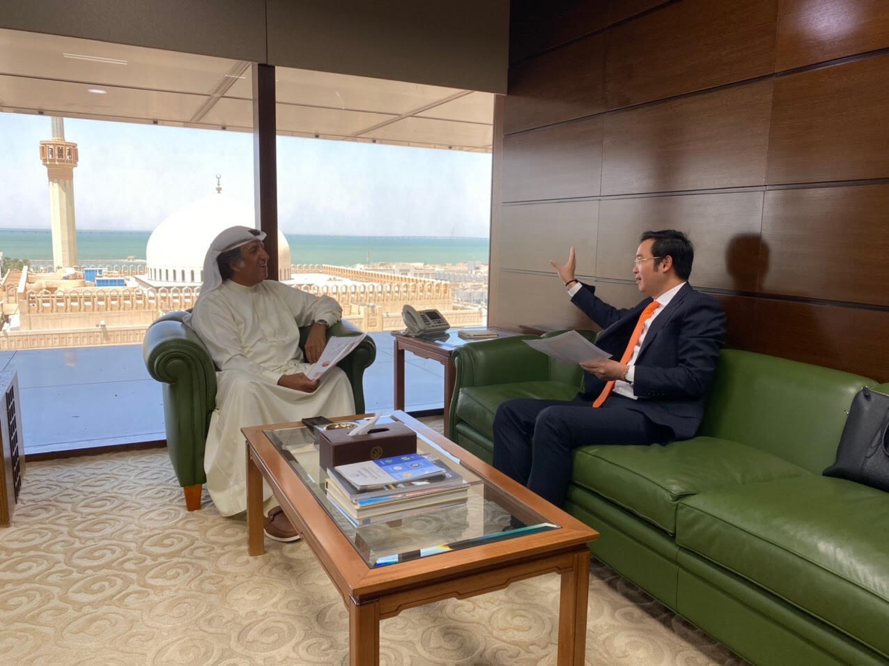 Đại sứ Ngô Toàn Thắng làm việc với chủ tịch Sàn giao dịch chứng khoán Boursa Kuwait Đại sứ Ngô Toàn Thắng làm việc với chủ tịch Sàn giao dịch chứng khoán Boursa Kuwait