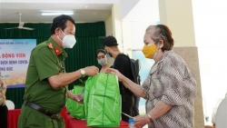 Thành phố Thủ Đức động viên, tặng quà người nước ngoài bị ảnh hưởng bởi dịch Covid-19