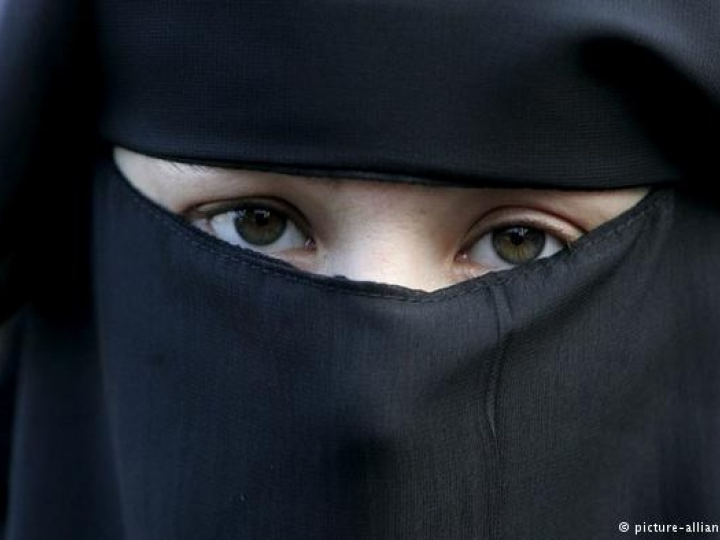 Pháp và những tranh cãi về chiếc khăn trùm đầu Hồi giáo