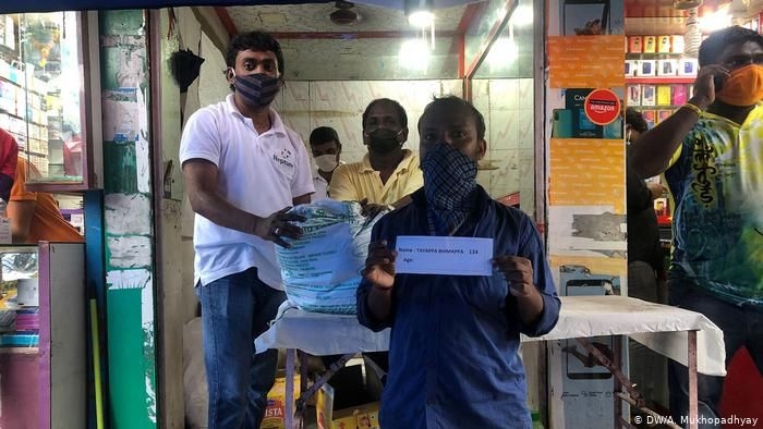 Lao động nhập cư ở Ấn Độ chật vật trở lại thành phố Sau thời gian dài khủng hoảng vì Covid-19, Ấn Độ bắt đầu đón tin vui