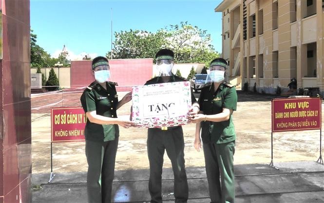 Những chiếc kính chắn giọt bắn và các phần quà ý nghĩa được trao đến Khu cách ly tập trung do Bộ đội Biên phòng Quảng Bình phụ trách. (Nguồn: TTXVN) Những chiếc kính chắn giọt bắn và các phần quà ý nghĩa được trao đến Khu cách ly tập trung do Bộ đội Biên phòng Quảng Bình phụ trách. (Nguồn: TTXVN)