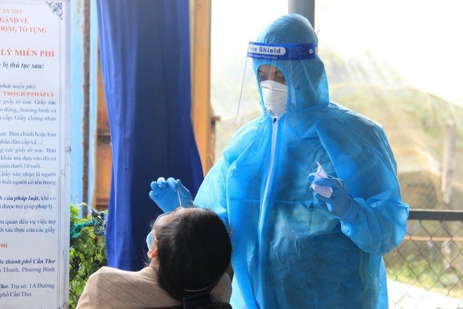 Lấy mẫu xét nghiệm Covid-19 ở Cần Thơ. (Nguồn: Dân trí) Lấy mẫu xét nghiệm Covid-19 ở Cần Thơ. (Nguồn: Dân trí)