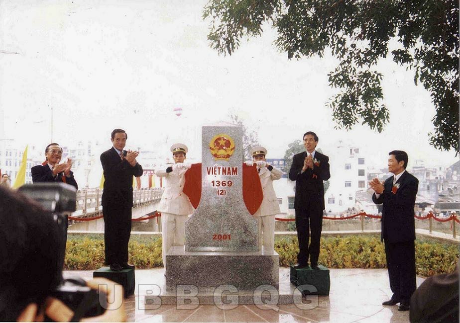 Lễ cắm mốc quốc giới đầu tiên tại cửa khẩu Quốc tế Móng Cái ngày 27/12/2001