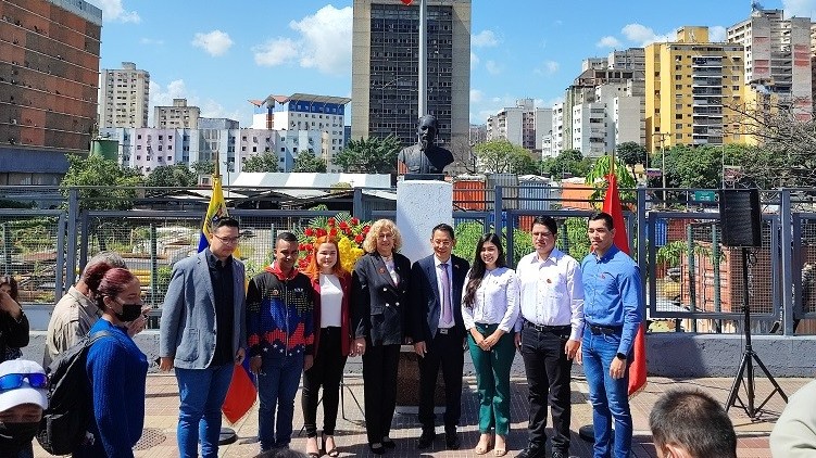 Đại sứ quán Việt Nam tại Venezuela tổ chức trọng thể lễ dâng hoa tại tượng đài Hồ Chí Minh