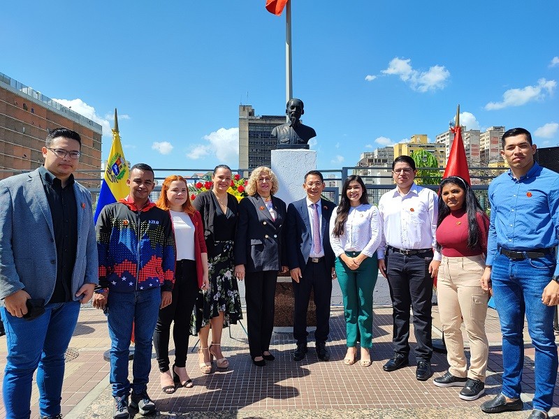 Đại sứ quán Việt Nam tại Venezuela tổ chức trọng thể Lễ dâng hoa tại Tượng đài Hồ Chí Minh