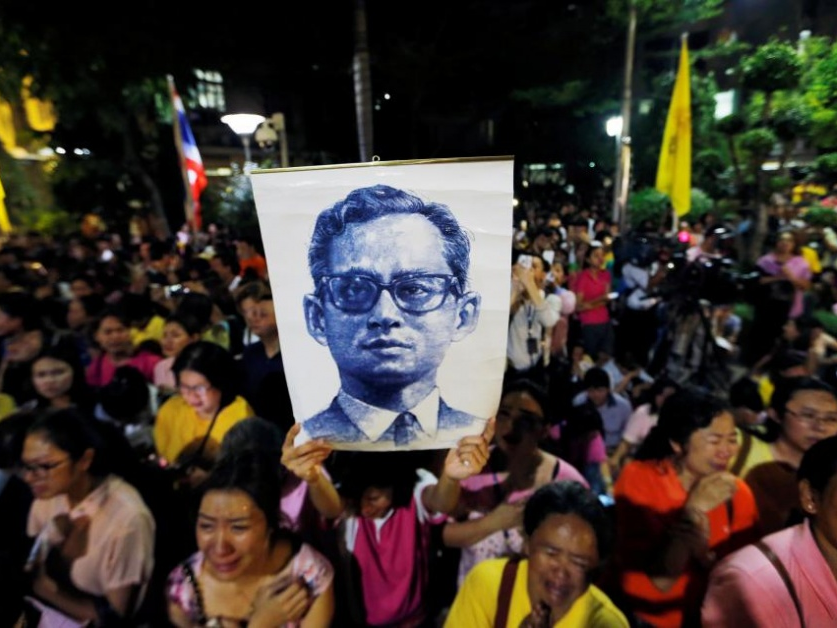 Người dân Thái Lan đau buồn khi nghe tin Đức Vua băng hà