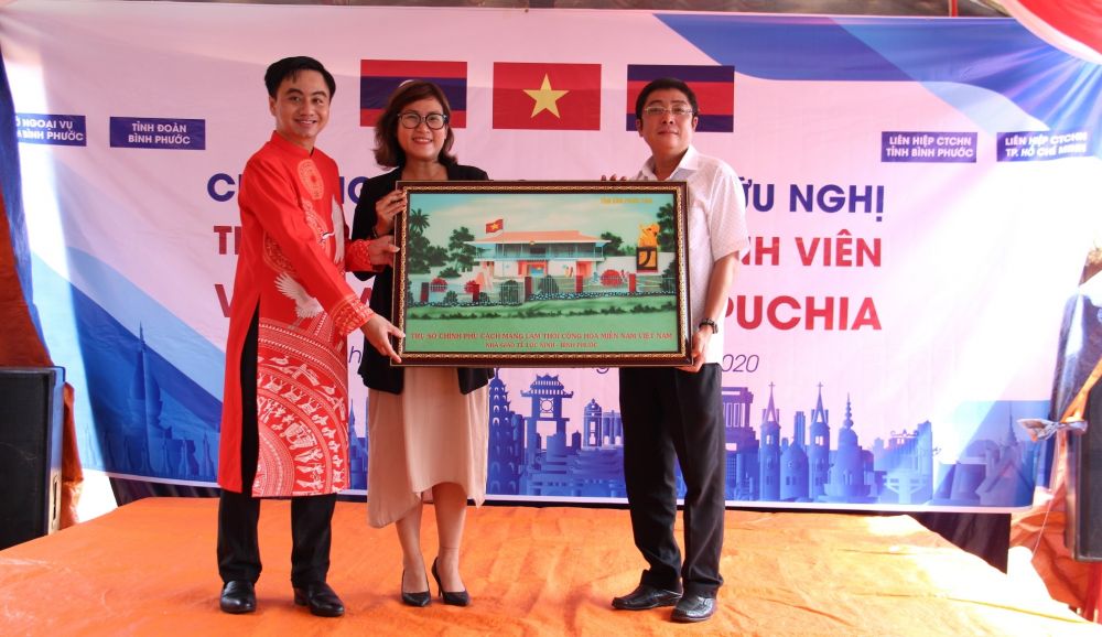 tuo i tre vie t la o campuchia chung tay vun da p ti nh hu u nghi