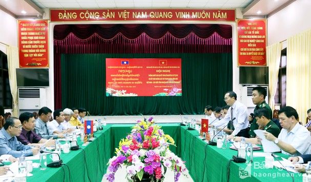 Hội nghị thống nhất giải quyết vấn đề người di cư tự do và kết hôn không giá thú trong vùng biên giới Việt Nam - Lào giữa hai tỉnh Nghệ An và Bôlykhămxay (Lào) diễn ra tại thành phố Vinh ngày 15/8/2019 (Nguồn: baonghean). Kinh nghiệm giải quyết vấn đề người di cư tự do và kết hôn không giá thú trong vùng biên giới Việt Nam – Lào của tỉnh Nghệ An