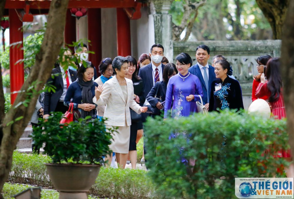 phu nhan thu tuong nhat ban tham van mieu quoc tu giam