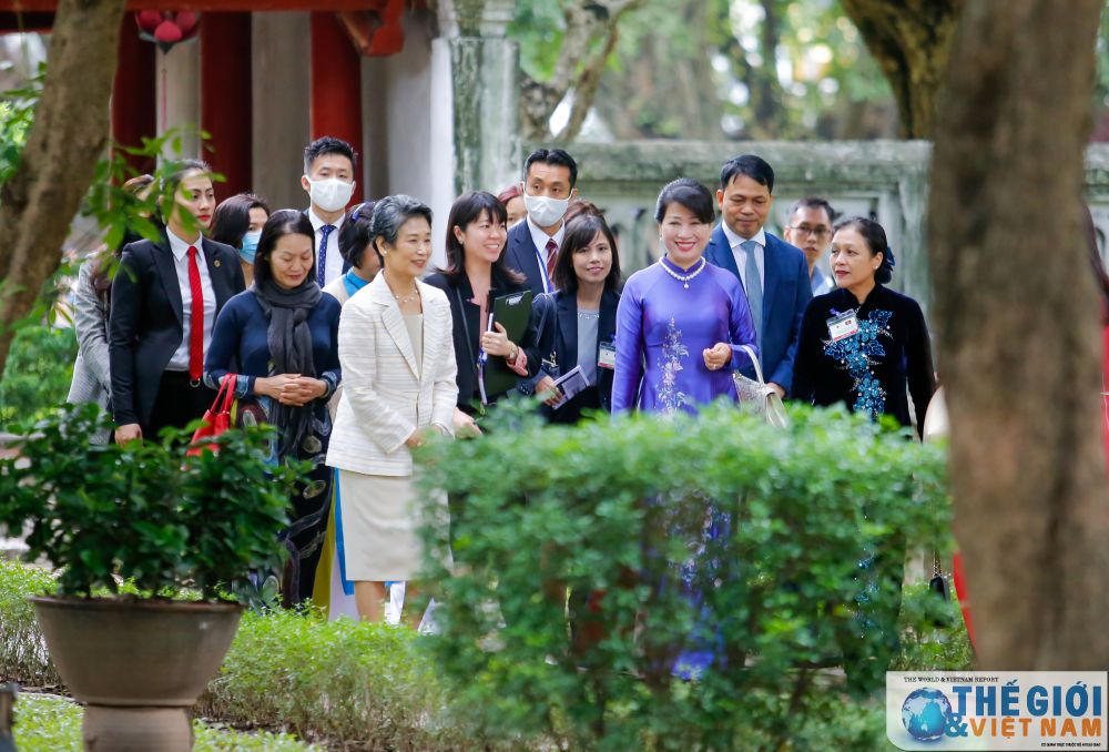 phu nhan thu tuong nhat ban tham van mieu quoc tu giam