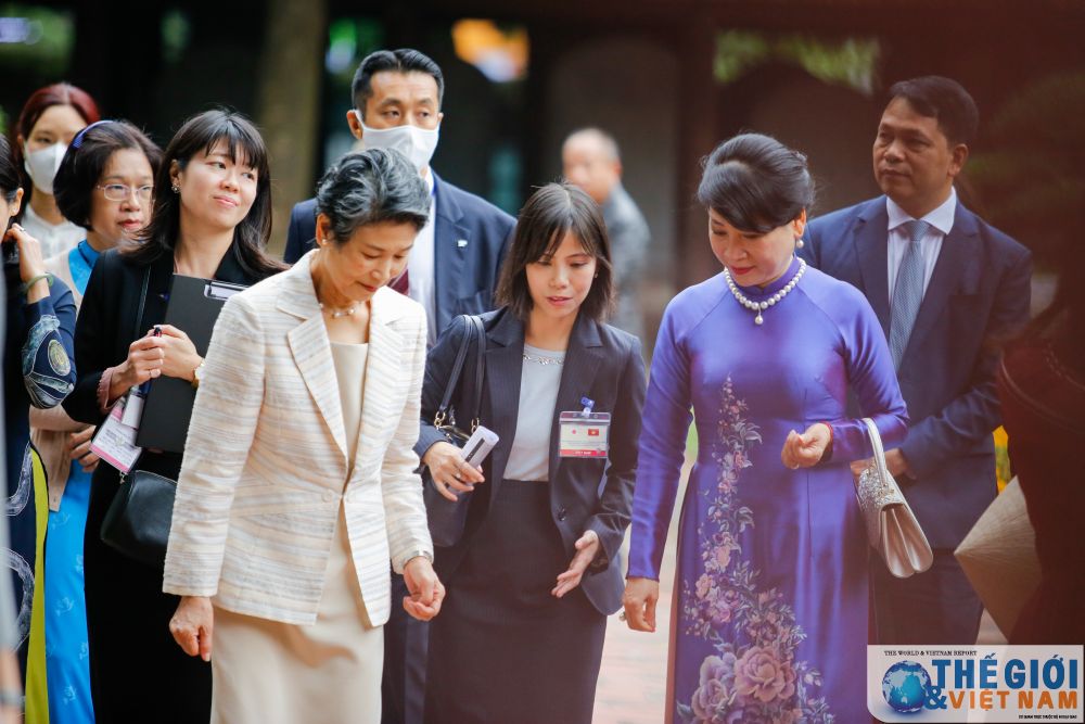 phu nhan thu tuong nhat ban tham van mieu quoc tu giam