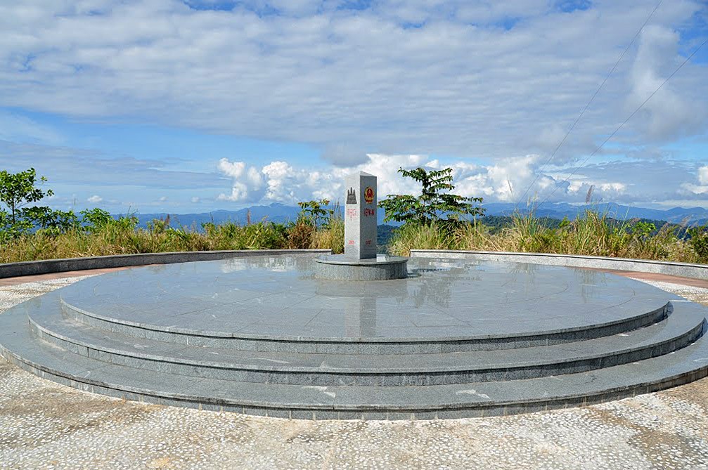 Hình ảnh cột mốc ngã ba biên giới 3 nước Việt Nam, Lào, Campuchia (Ngã ba Đông Dương) thuộc khu vực cửa khẩu quốc tế Bờ Y, huyện Ngọc Hồi, tỉnh Kon Tum. (Nguồn: ngochoi.kontum.gov.vn) Hình ảnh cột mốc ngã ba biên giới 3 nước Việt Nam, Lào, Campuchia (Ngã ba Đông Dương) thuộc khu vực cửa khẩu quốc tế Bờ Y, huyện Ngọc Hồi, tỉnh Kon Tum. (Nguồn: ngochoi.kontum.gov.vn)