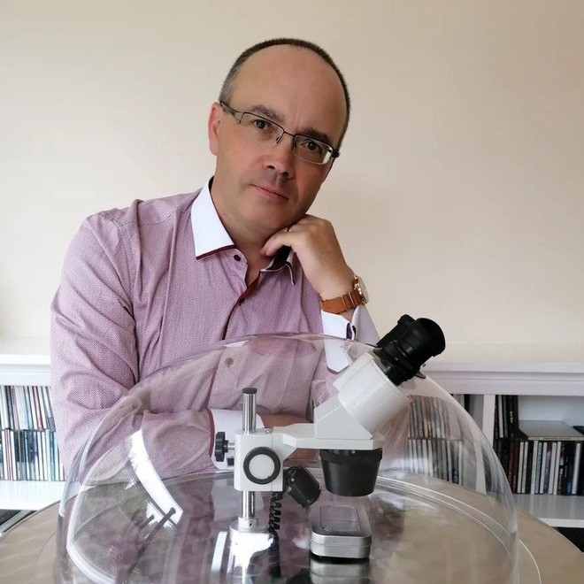 Ông Lindon mất hơn một tháng để thực hiện được một tác phẩm. (Nguồn: Daily Mail) Ông Lindon mất hơn một tháng để thực hiện được một tác phẩm. (Nguồn: Daily Mail)