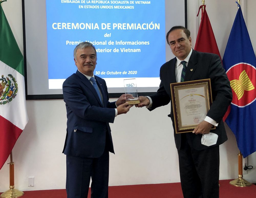 Trao Giải thưởng toàn quốc về Thông tin đối ngoại cho hai tác giả người Mexico
