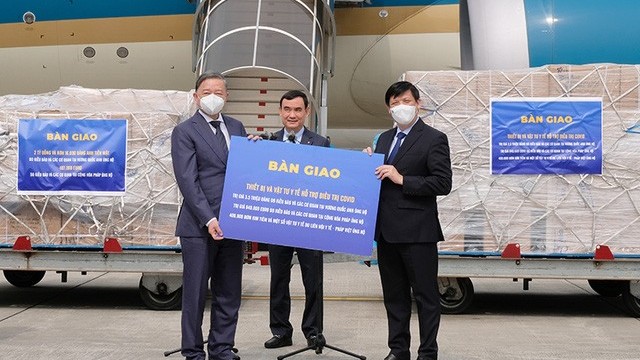 Lễ tiếp nhận vật tư, trang thiết bị y tế hỗ trợ điều trị Covid-19 của kiều bào Anh, Pháp