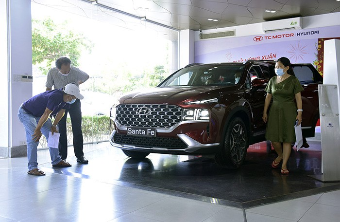 Người tiêu dùng tham khảo xe ô tô ở một cửa hàng tại Hà Nội. Ảnh: Hoàng Linh