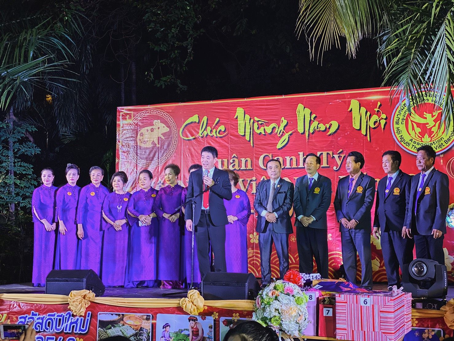 Gửi nhau những lời chúc an lành, hạnh phúc tại Tết kiều bào Bangkok 2020