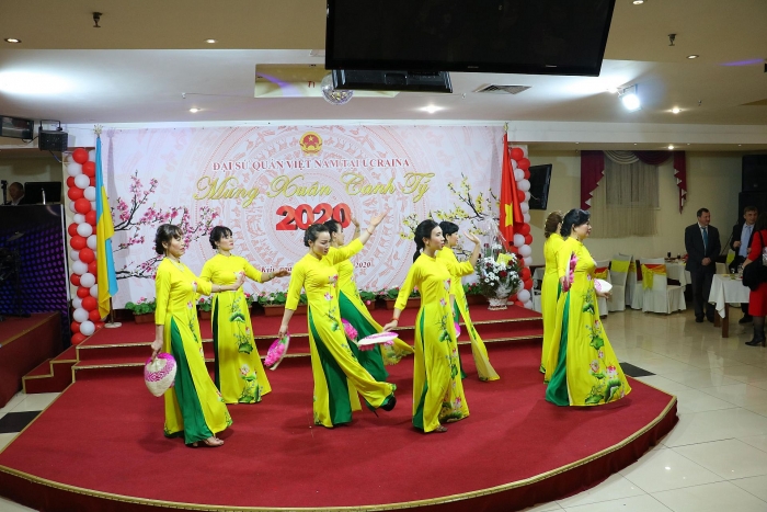 dai su quan viet nam tai ukraine to chuc tet co truyen xuan canh ty
