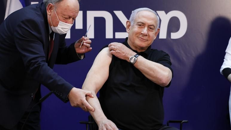 Thủ tướng Israel Benjamin Netanyahu tiêm vaccine ngừa Covid-19 tại Trung tâm Y tế Sheba ở Ramat Gan, Israel Nguồn AP Thủ tướng Israel Benjamin Netanyahu tiêm vaccine ngừa Covid-19 tại Trung tâm Y tế Sheba ở Ramat Gan, Israel Nguồn AP