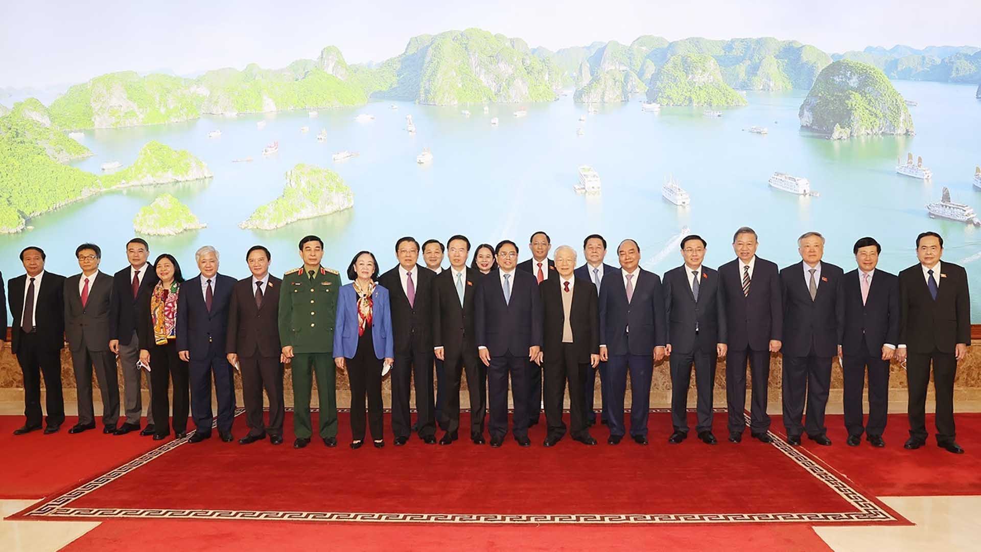 Tổng Bí thư Nguyễn Phú Trọng, Chủ tịch nước Nguyễn Xuân Phúc, Thủ tướng Phạm Minh Chính, Chủ tịch Quốc hội Vương Đình Huệ, Thường trực Ban Bí thư Võ Văn Thưởng cùng các đại biểu dự hội nghị chụp ảnh chung. (Nguồn: TTXVN)