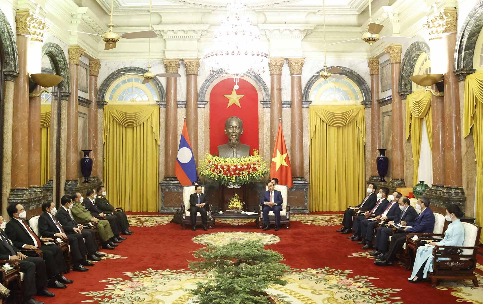 Chủ tịch nước Nguyễn Xuân Phúc tiếp Thủ tướng Lào Phankham Viphavanh. (Nguồn: TTXVN)