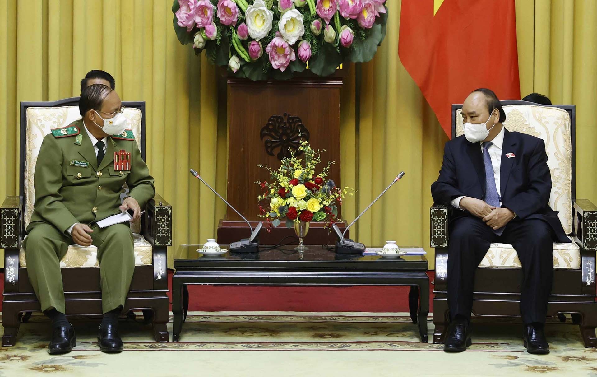 Chủ tịch nước Nguyễn Xuân Phúc tiếp Bộ trưởng Bộ Công an Lào Valay Lakhamphong. (Nguồn: TTXVN)