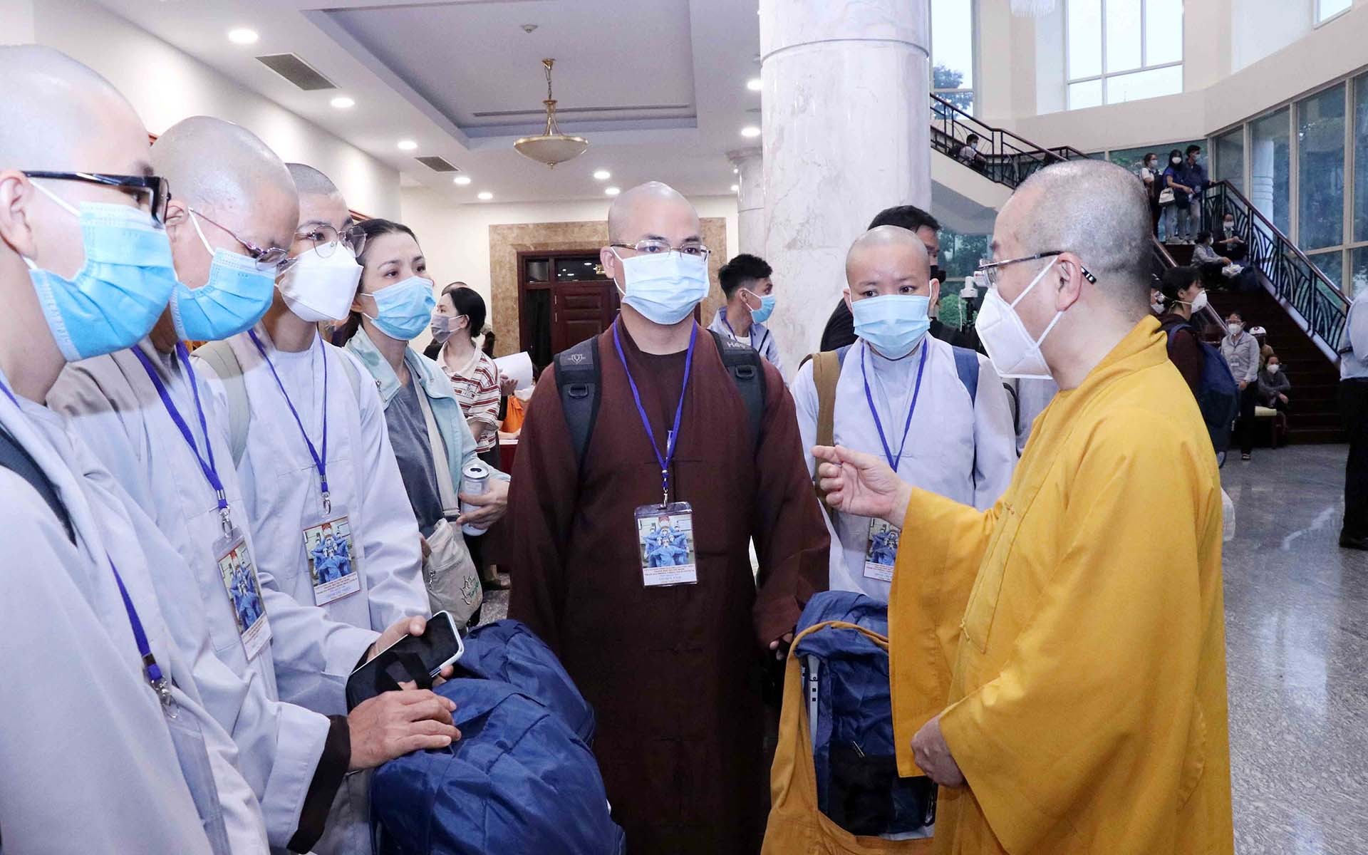 Lực lượng tình nguyện tôn giáo Thành phố Hồ Chí Minh hỗ trợ tuyến đầu chống dịch Covid-19. (Nguồn: TTXVN) Lực lượng tình nguyện tôn giáo Thành phố Hồ Chí Minh hỗ trợ tuyến đầu chống dịch Covid-19. (Nguồn: TTXVN)