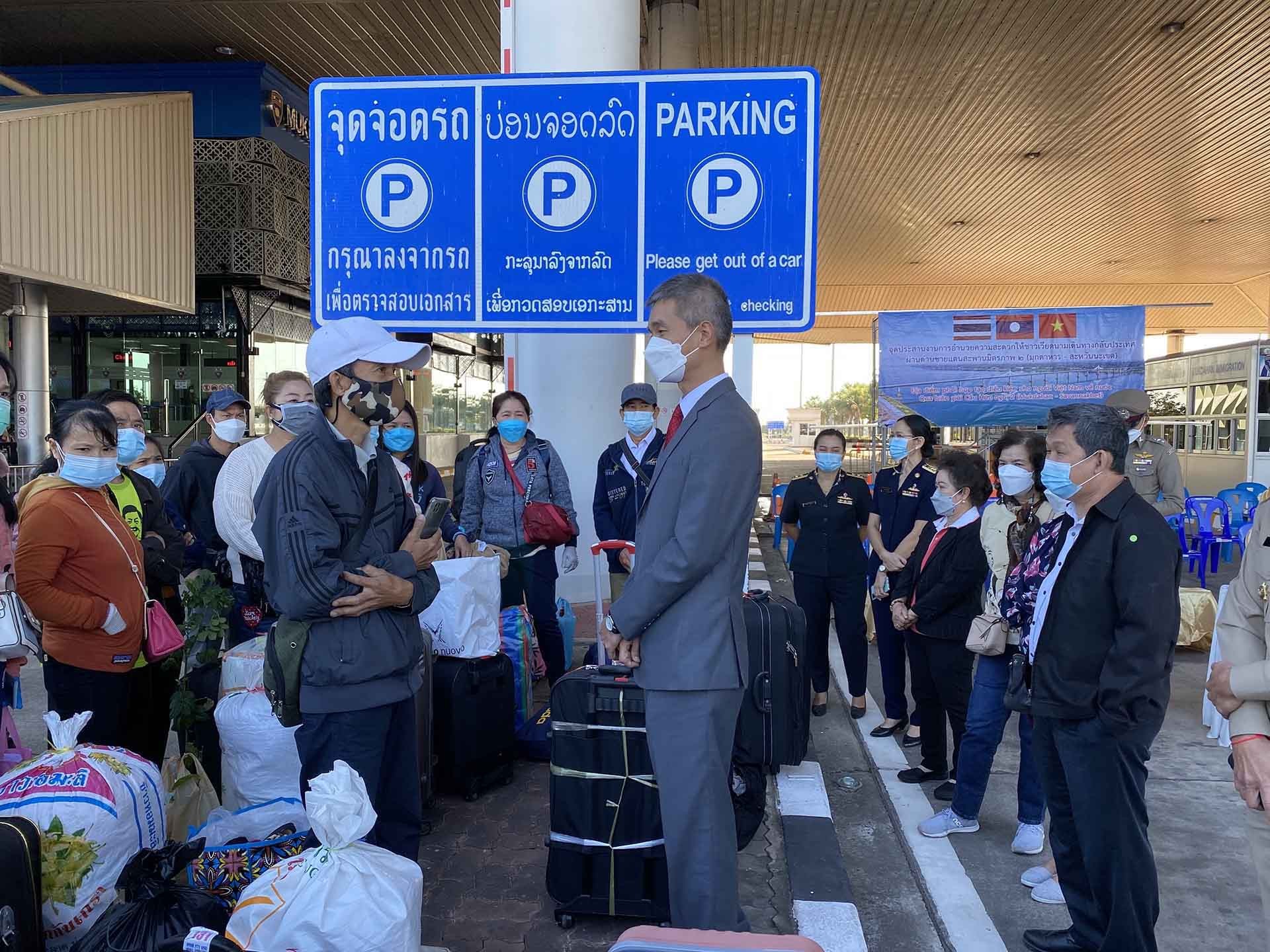 Tổng Lãnh sự quán Việt Nam tại Khon Kaen, Thái Lan đưa đồng bào về quê đón Tết bằng đường bộ Tổng Lãnh sự quán Việt Nam tại Khon Kaen, Thái Lan đưa đồng bào về quê đón Tết bằng đường bộ