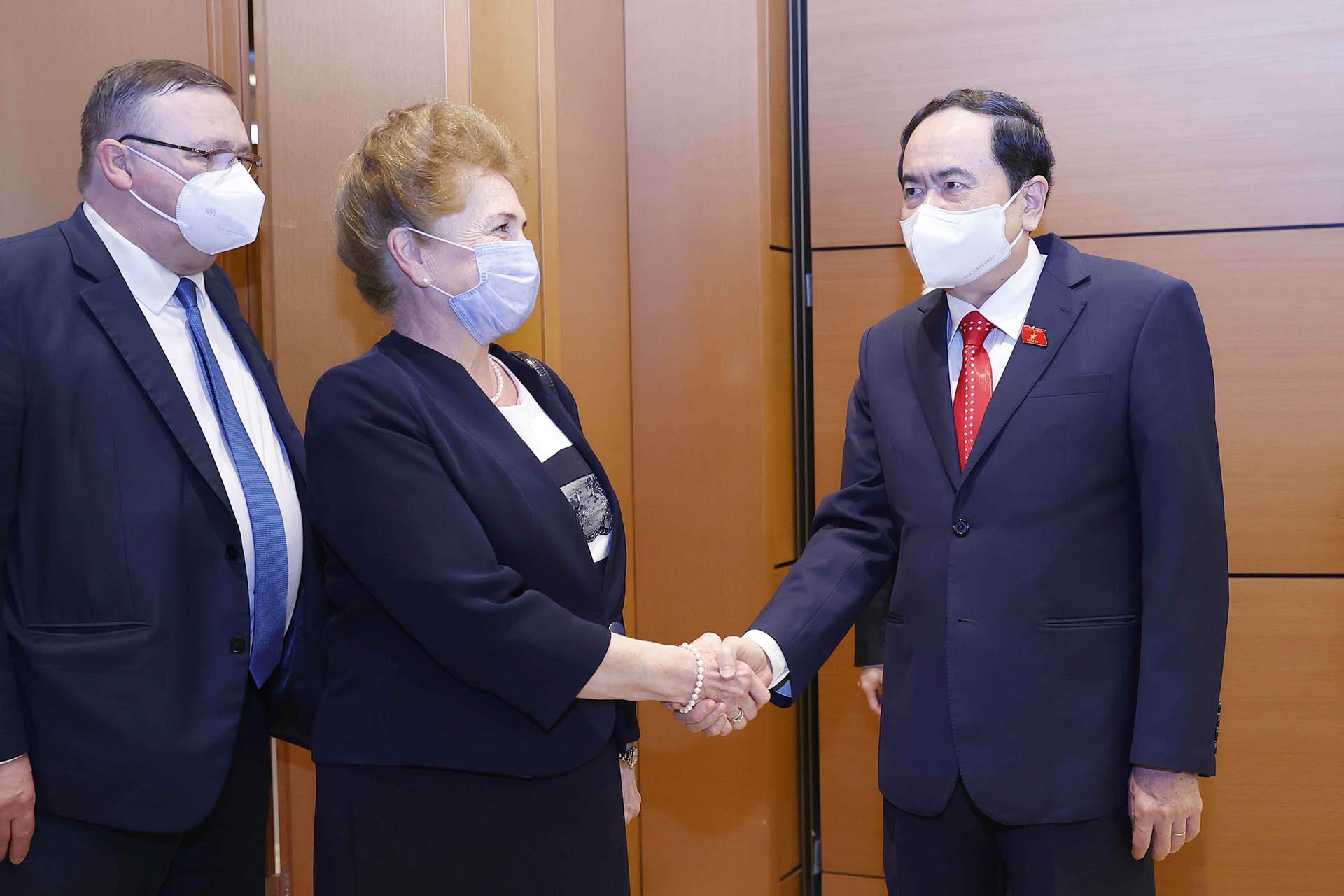 Phó Chủ tịch Thường trực Quốc hội Trần Thanh Mẫn đón Phó Chủ tịch thứ nhất Quốc hội Hungary Márta Mátrai. (Nguồn: TTXVN) Phó Chủ tịch Thường trực Quốc hội Trần Thanh Mẫn đón Phó Chủ tịch thứ nhất Quốc hội Hungary Márta Mátrai. (Nguồn: TTXVN)