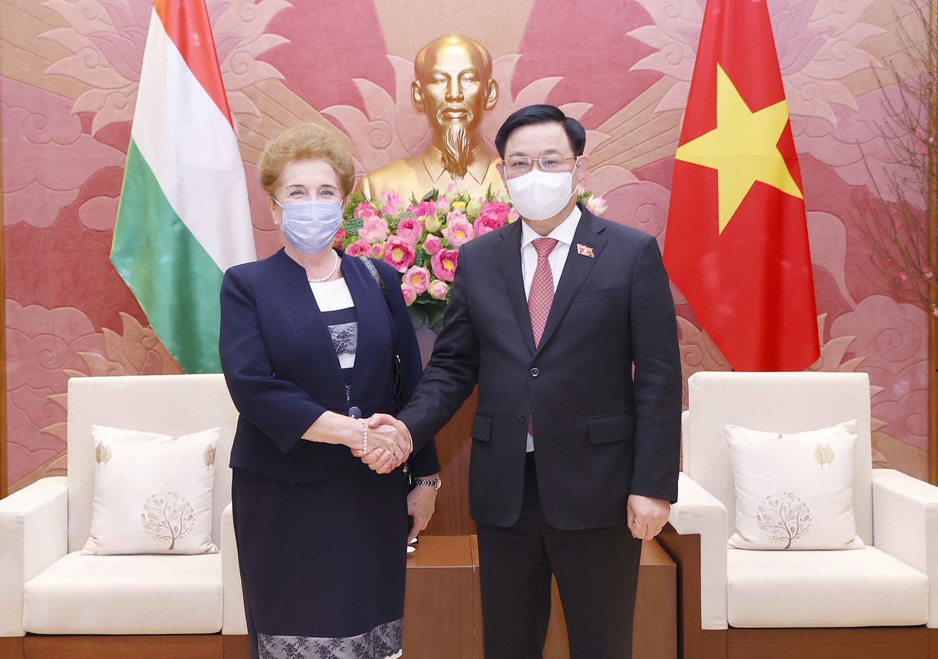 Chủ tịch Quốc hội Vương Đình Huệ tiếp Bà Márta Mátrai, Phó Chủ tịch thứ nhất Quốc hội Hungary. (Nguồn: TTXVN) Chủ tịch Quốc hội Vương Đình Huệ tiếp Bà Márta Mátrai, Phó Chủ tịch thứ nhất Quốc hội Hungary. (Nguồn: TTXVN)