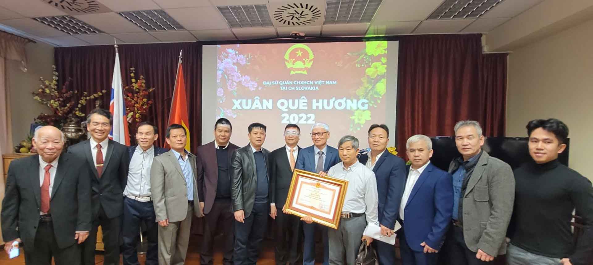 Đại sứ Nguyễn Tuấn trao tặng Bằng khen của Thủ tướng Chính phủ Phạm Minh Chính, Bằng khen của Bộ trưởng Bộ Ngoại giao Bùi Thanh Sơn, Bằng khen của Mặt trận Tổ quốc Việt Nam và chuyển Thư cảm ơn của Mặt trận Tổ quốc Việt Nam đến Cộng đồng người Việt Nam tạ