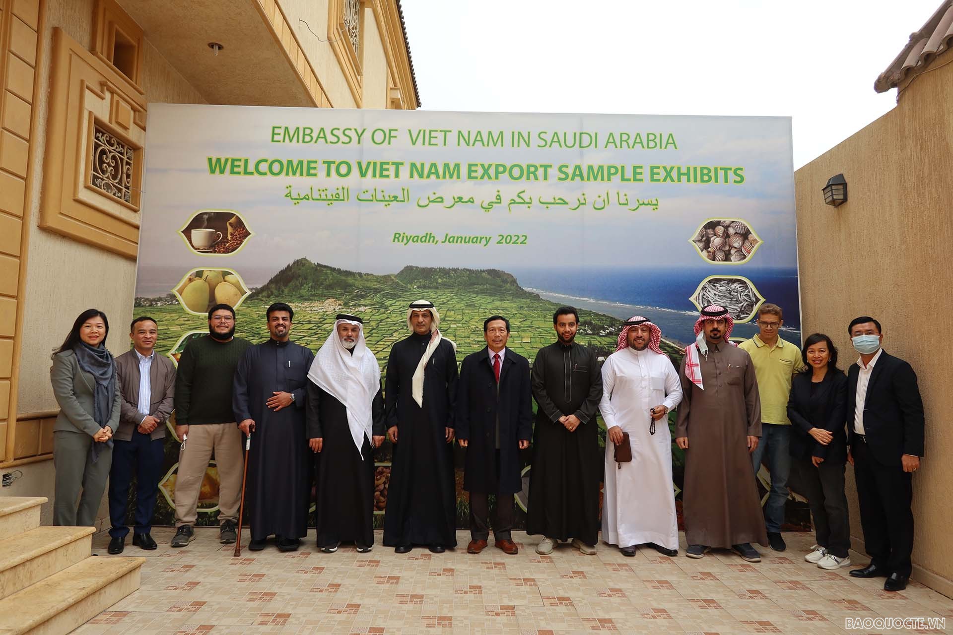 Các doanh nghiệp Riyadh Chamber thăm Phòng Giới thiệu sản phẩm xuất khẩu của Đại sứ quán.