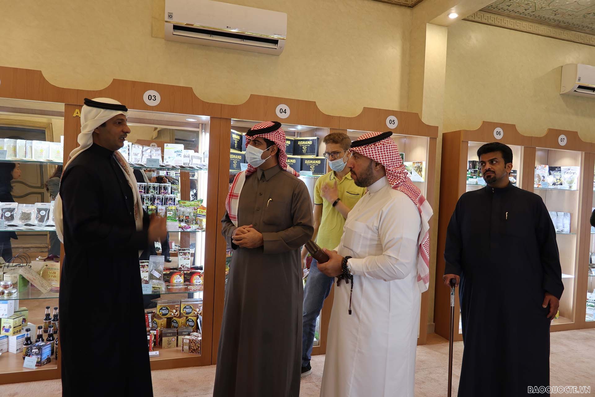 Các doanh nghiệp Riyadh Chamber thăm Phòng Giới thiệu sản phẩm xuất khẩu của Đại sứ quán.