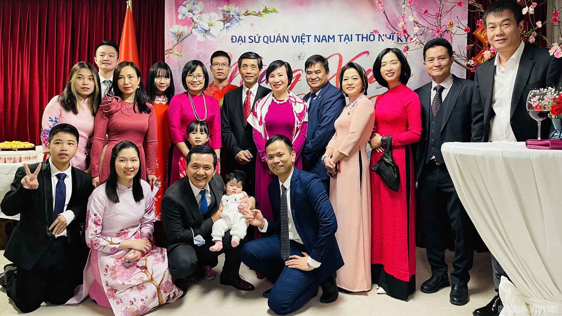 Cán bộ nhân viên và thành viên gia đình Đại sứ quán chụp ảnh lưu niệm.