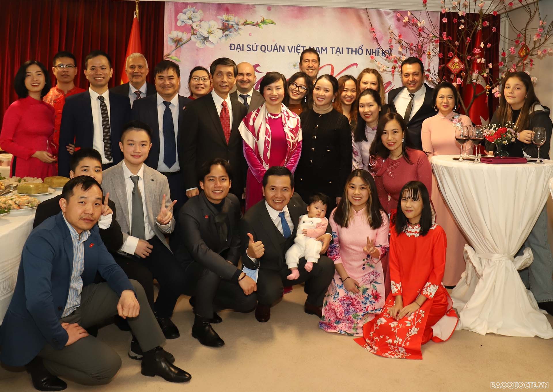 Đại sứ và phu phân chụp với cộng động và các bạn bè Thổ Nhĩ Kỳ