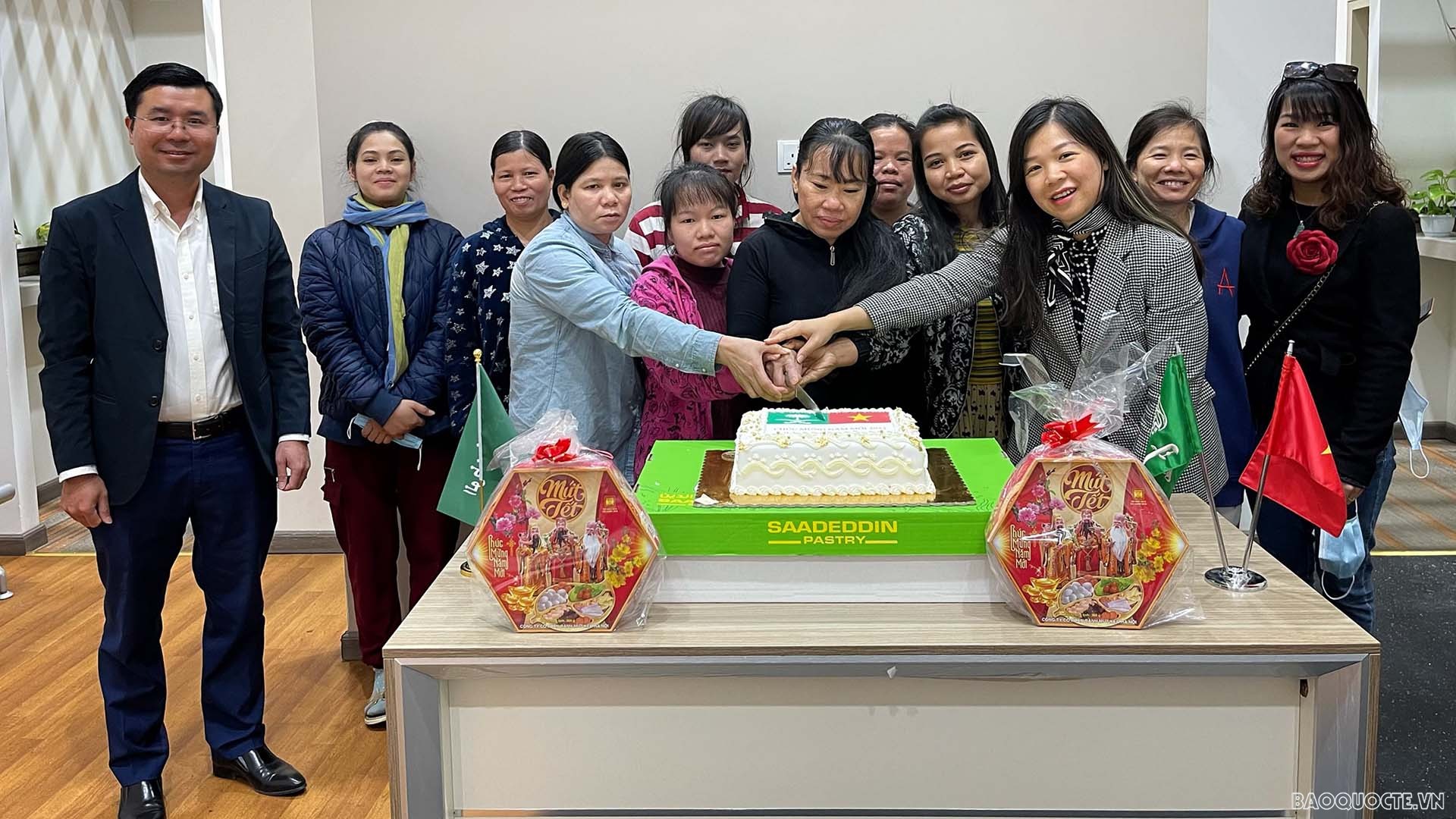 Đại diện Đại sứ quán Việt Nam tại Saudi Arabia đã đến thăm chị em đang ở trại tạm dung Sakan ở thủ đô Riyadh. 