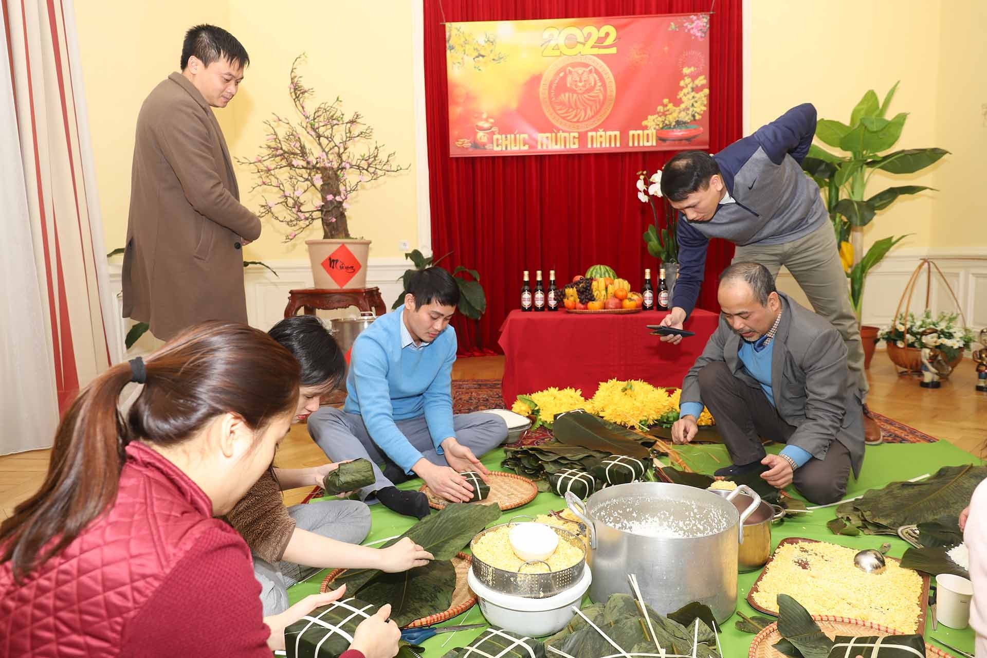 Đại sứ quán tổ chức gói bánh chưng.