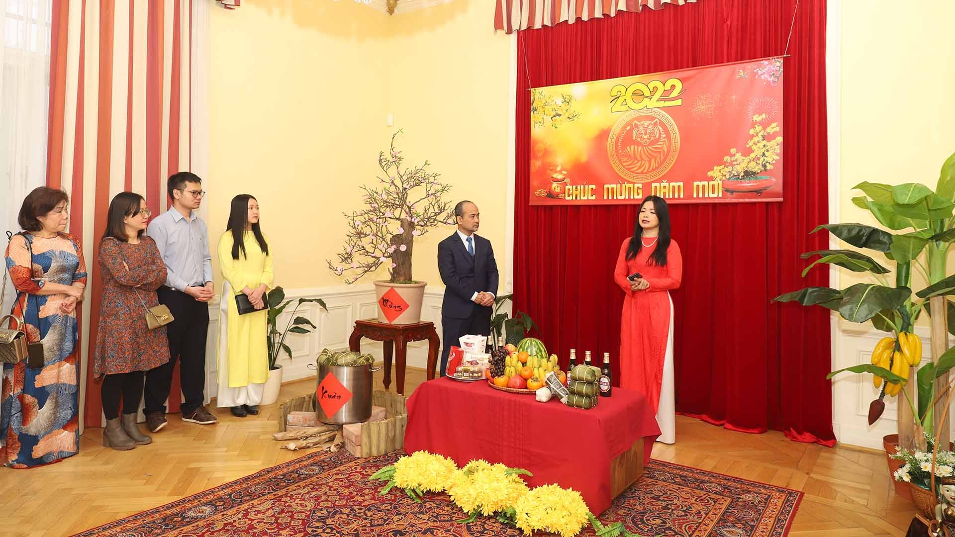 Bà Bùi Thị Thanh Hải, Chủ tịch Hội Phụ nữ Việt Nam tại Áo phát biểu.