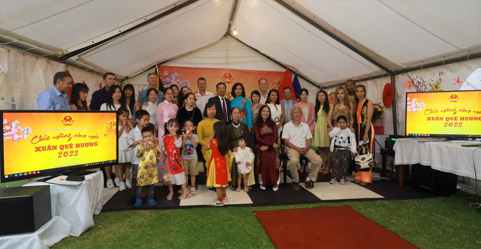 Đại sứ và phu nhân chụp ảnh chung với đại diện kiều bào. Đại sứ và phu nhân chụp ảnh chung với đại diện kiều bào.