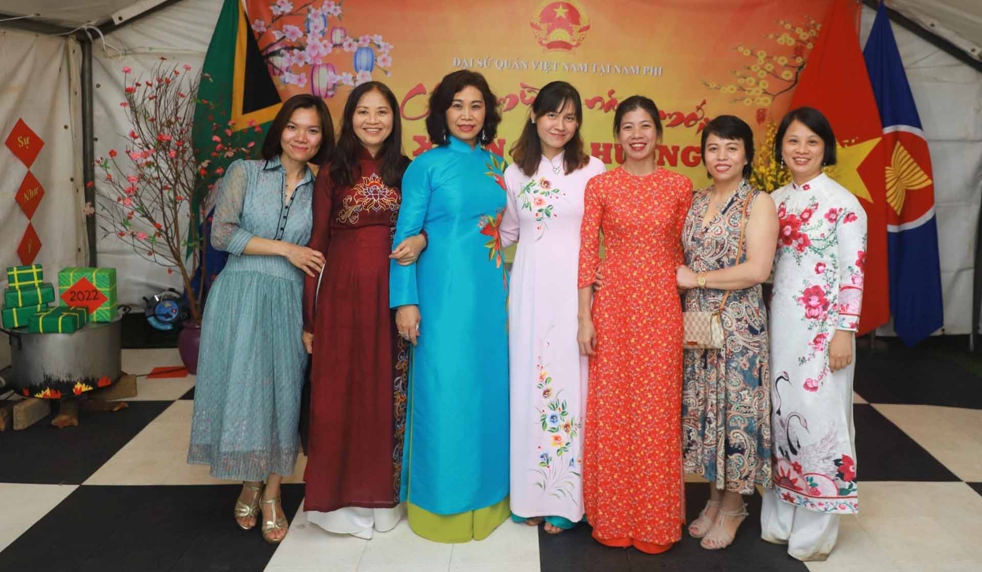 Các đại biểu chụp ảnh lưu niệm. Các đại biểu chụp ảnh lưu niệm.