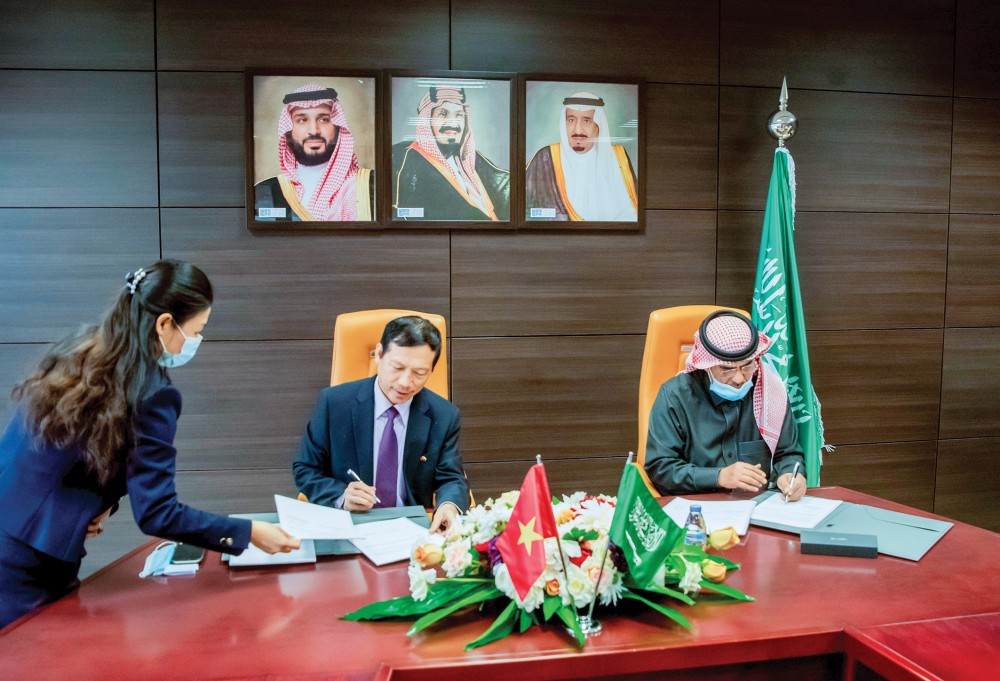 Đại sứ Vũ Viết Dũng ký MOU với Thông tấn xã Saudi Arabia tháng 12/2020. (Nguồn: ĐSQ Việt Nam tại Saudi Arabia)
