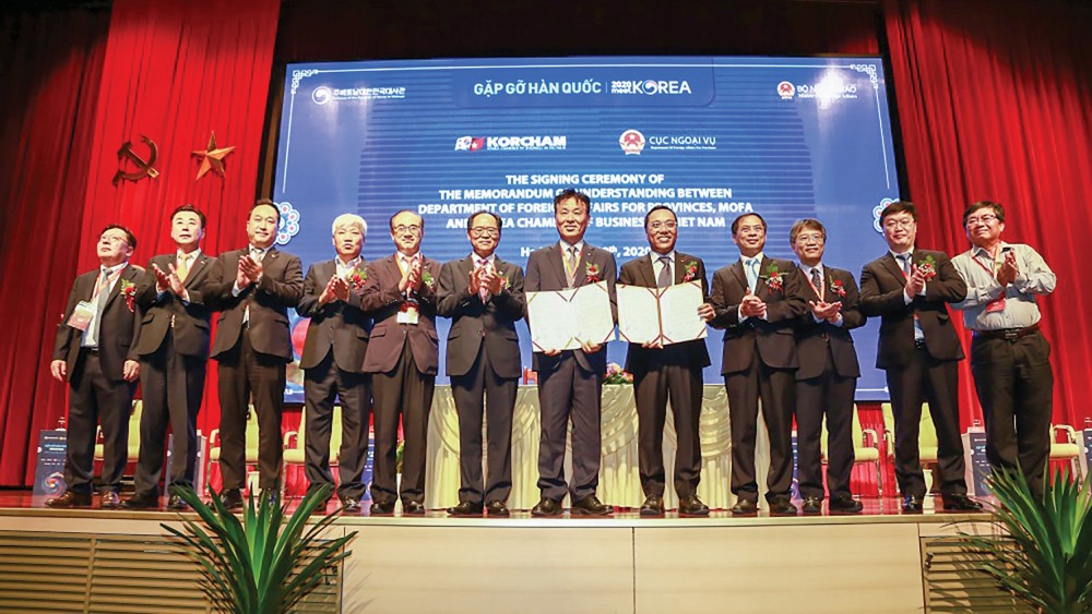 Đại sứ Hàn Quốc tại Việt Nam Park Noh-wan cùng lãnh đạo Bộ Ngoại giao Việt Nam, đại diện Cục Ngoại vụ (Bộ Ngoại giao Việt Nam) và Hiệp hội Doanh nghiệp Hàn Quốc tại Việt Nam ký Bản ghi nhớ hợp tác giữa hai bên tại sự kiện Gặp gỡ Hàn Quốc 2020, ngày 30/6/2020. (Ảnh: Trung Hiếu) Đại sứ Hàn Quốc tại Việt Nam Park Noh-wan cùng lãnh đạo Bộ Ngoại giao Việt Nam, đại diện Cục Ngoại vụ (Bộ Ngoại giao Việt Nam) và Hiệp hội Doanh nghiệp Hàn Quốc tại Việt Nam ký Bản ghi nhớ hợp tác giữa hai bên tại sự kiện Gặp gỡ Hàn Quốc 2020, ngày 30/6/2020. (Ảnh: Trung Hiếu)