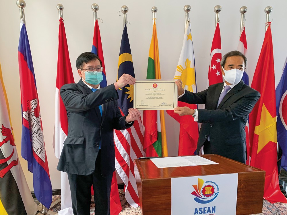 Đại sứ Việt Nam tại Pakistan Phạm Hoàng Kim (trái) trong Lễ bàn giao Chủ tịch Ủy ban ASEAN (ACI) tại Islamabad cho Đại sứ Brunei. (Ảnh: TGCC) Đại sứ Việt Nam tại Pakistan Phạm Hoàng Kim (trái) trong Lễ bàn giao Chủ tịch Ủy ban ASEAN (ACI) tại Islamabad cho Đại sứ Brunei. (Ảnh: TGCC)