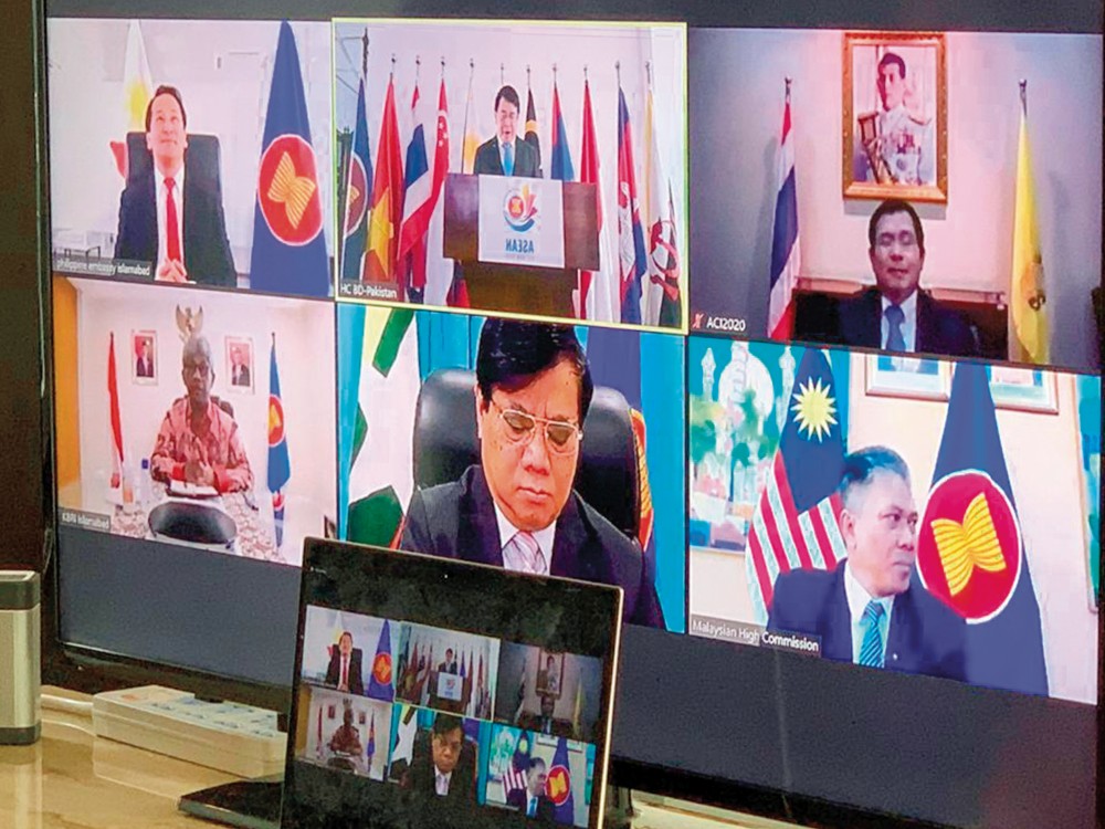 Một buổi họp trực tuyến Ủy ban ASEAN do Đại sứ Phạm Hoàng Kim chủ trì. (Ảnh: TGCC) Một buổi họp trực tuyến Ủy ban ASEAN do Đại sứ Phạm Hoàng Kim chủ trì. (Ảnh: TGCC)