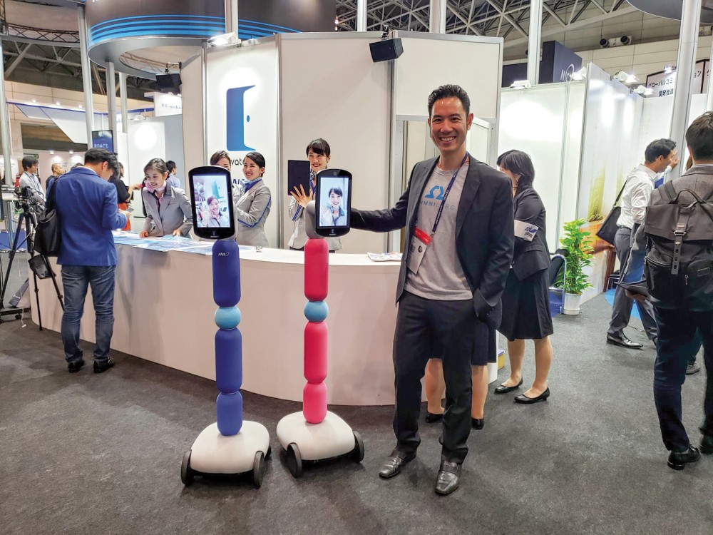 Tiến sĩ Vũ Duy Thức và robot chăm sóc bệnh nhân Covid-19. Tiến sĩ Vũ Duy Thức và robot chăm sóc bệnh nhân Covid-19.