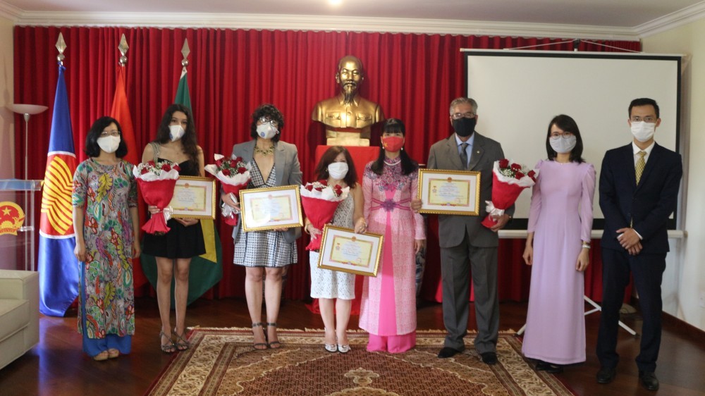 Trao tặng kỷ niệm chương ‘Vì hòa bình, hữu nghị giữa các dân tộc’ cho các nhà báo Brazil